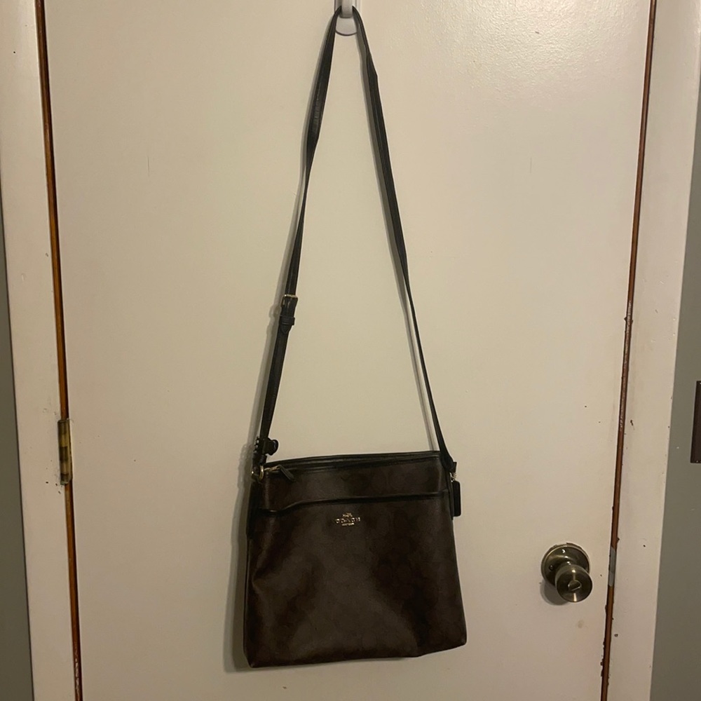 LIKE NEW Coach crossbody with gold hardware.